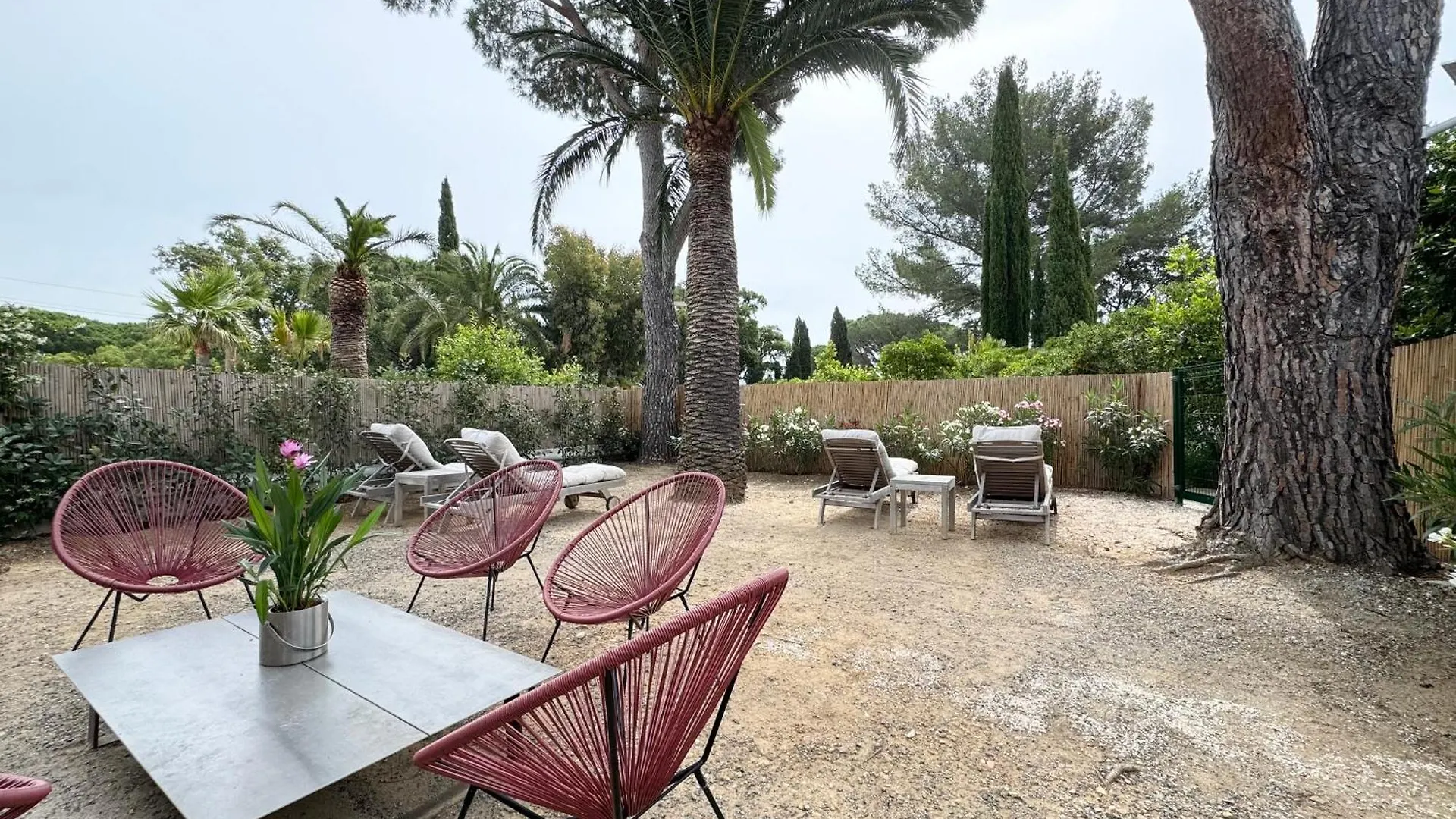 Appartement Sur Terrasse Et Jardin Privatif 400M De La Plage Et Des Commerces Кавалер-сюр-Мер Апартаменты